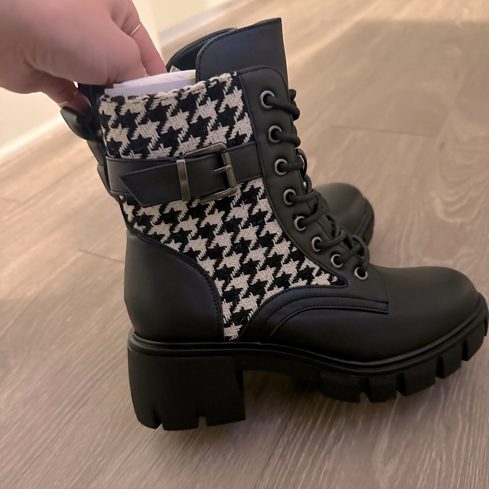 BRAND NEW NEW YORK &Co. BOOTS